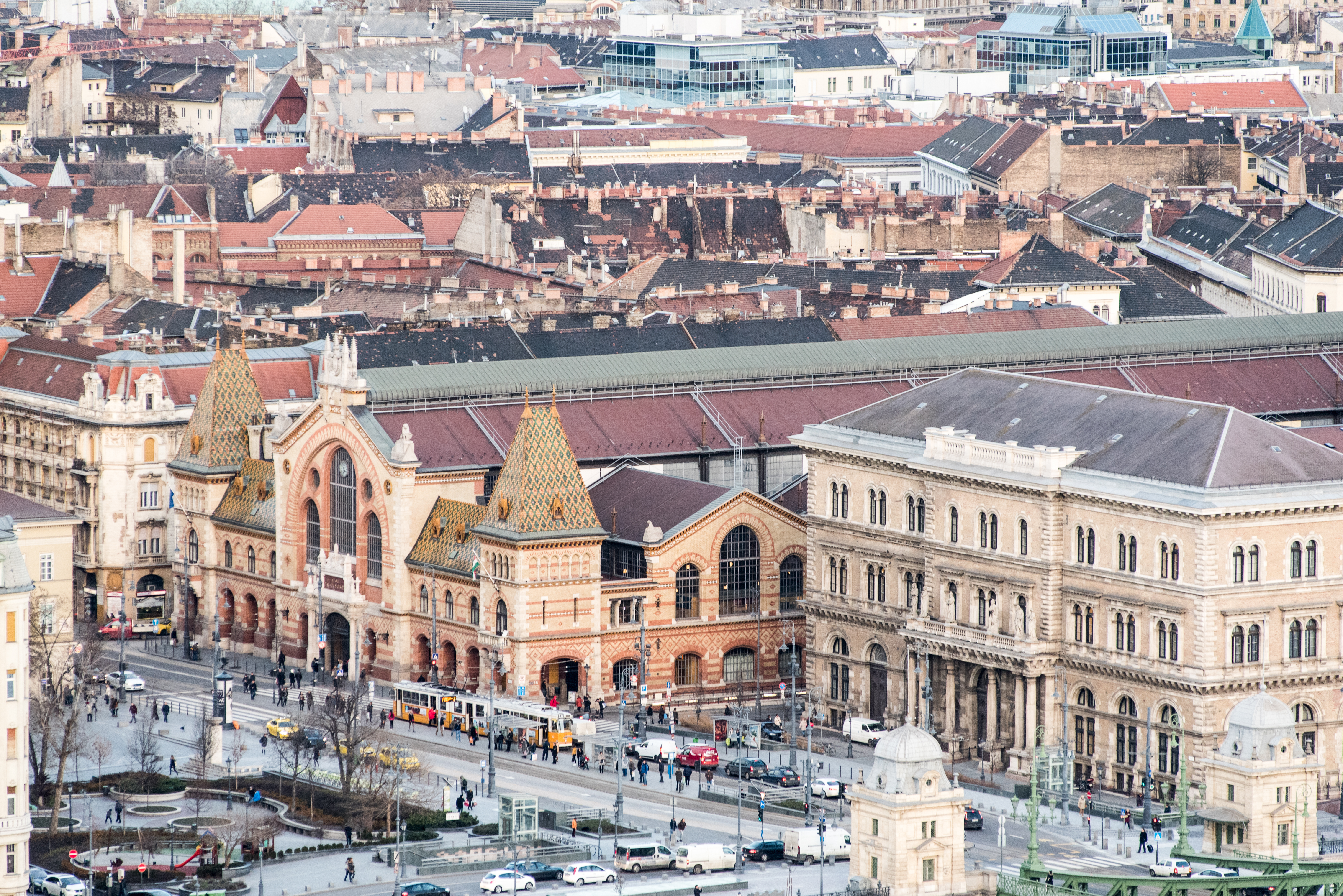 Huele, palpa, saborea… Estás en el Mercado Central de Budapest - Hungría Circuito Budapest y Praga