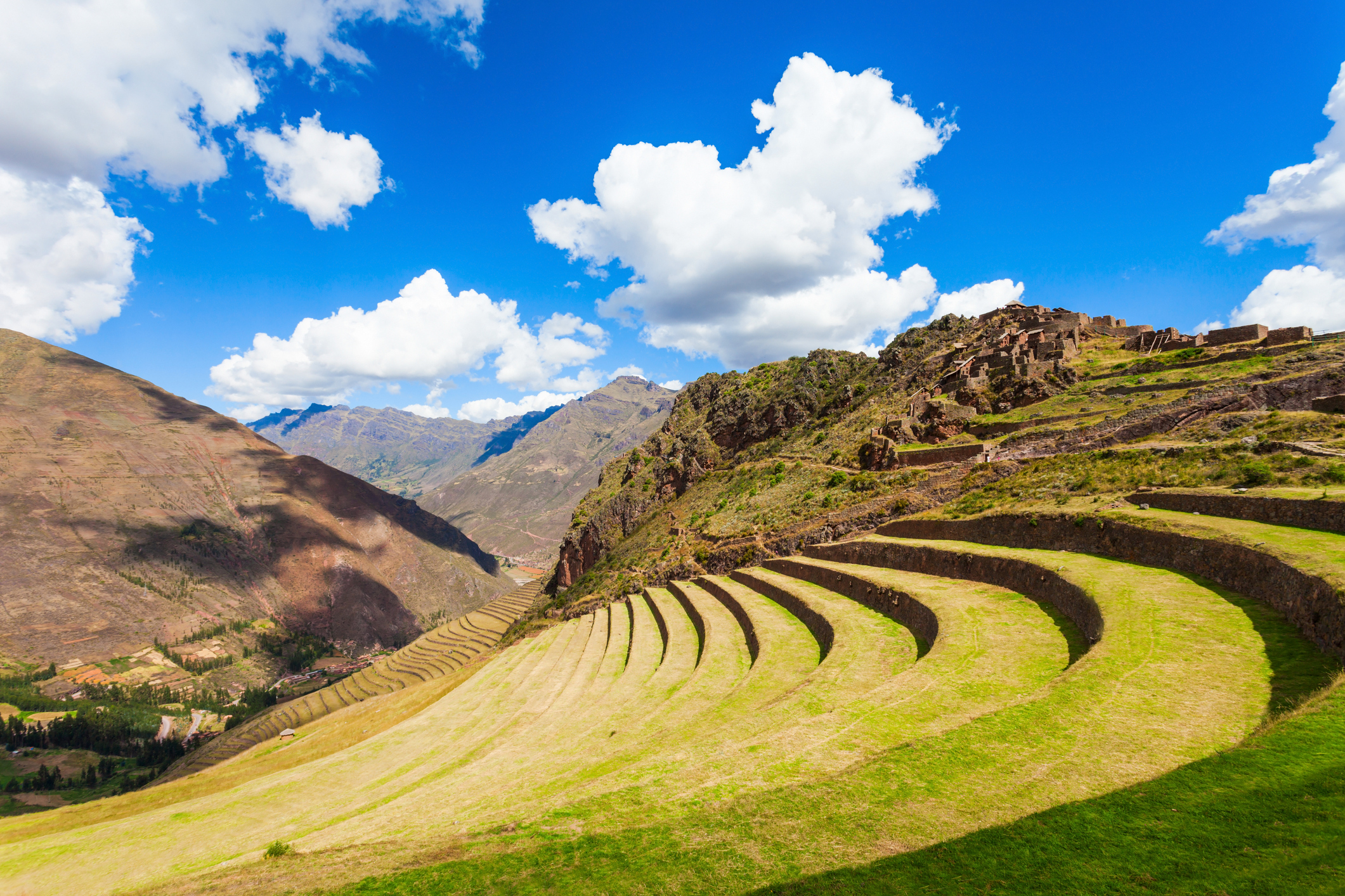 Descubre las sinuosas curvas que forman los bancales de cultivo - Perú Gran Viaje Lo mejor de Perú