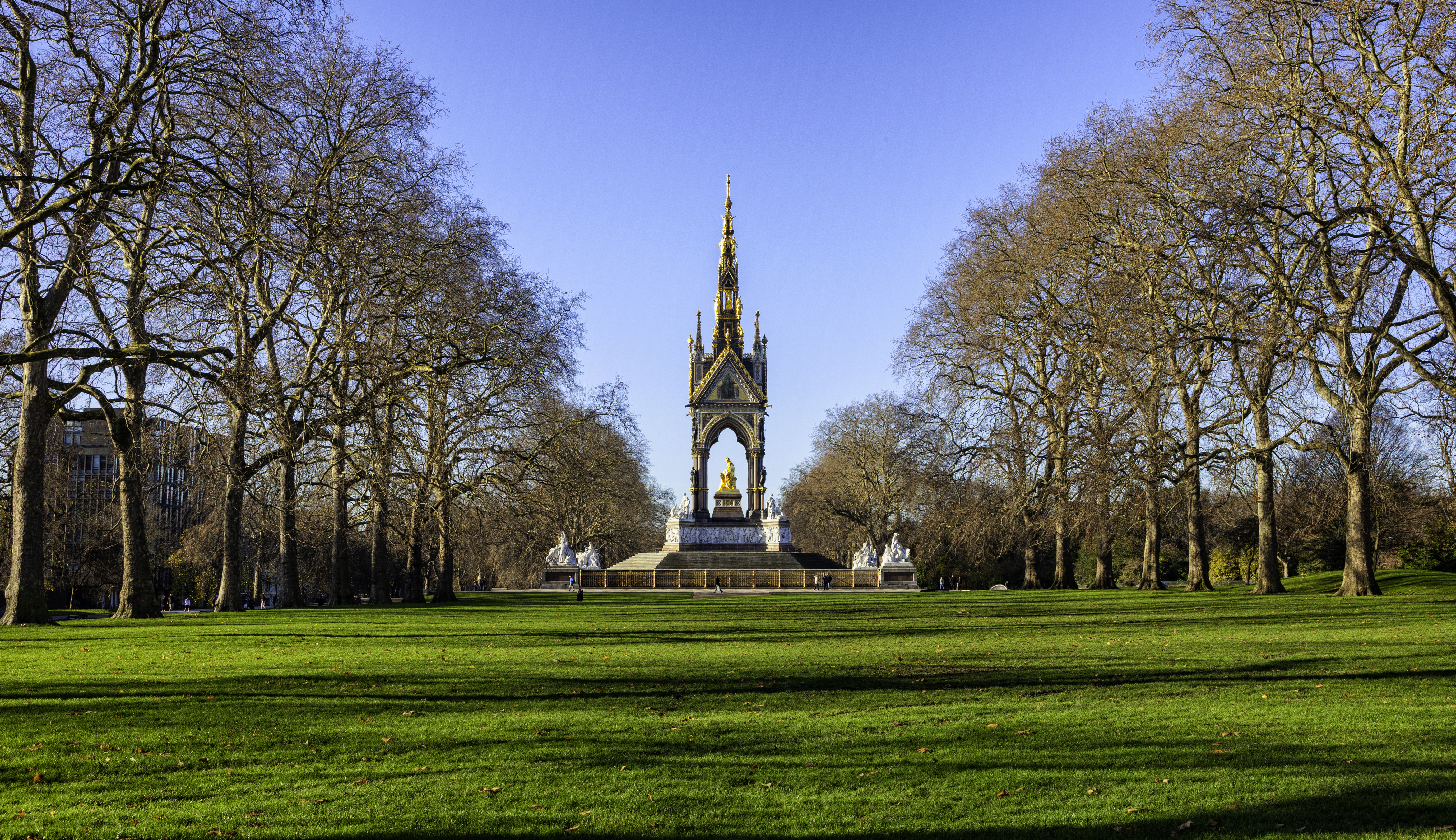 Prepara la vajilla de porcelana para disfrutar de un completo té inglés - Inglaterra Circuito Londres y Escocia